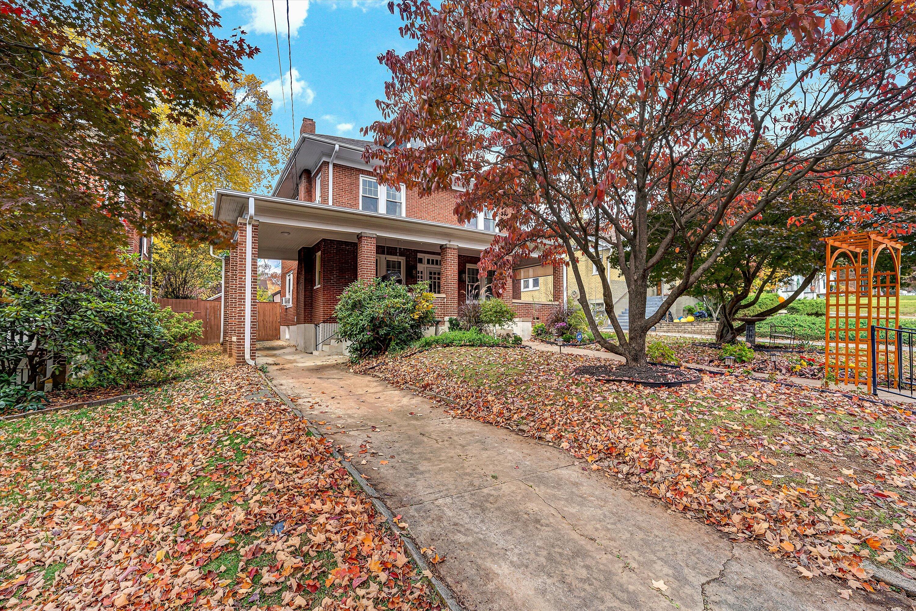 1725 Arlington Road Southwest Roanoke, VA 24015 - Photo 44 of 44 front view of a house with a trees
