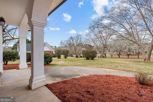 a view of road with yard