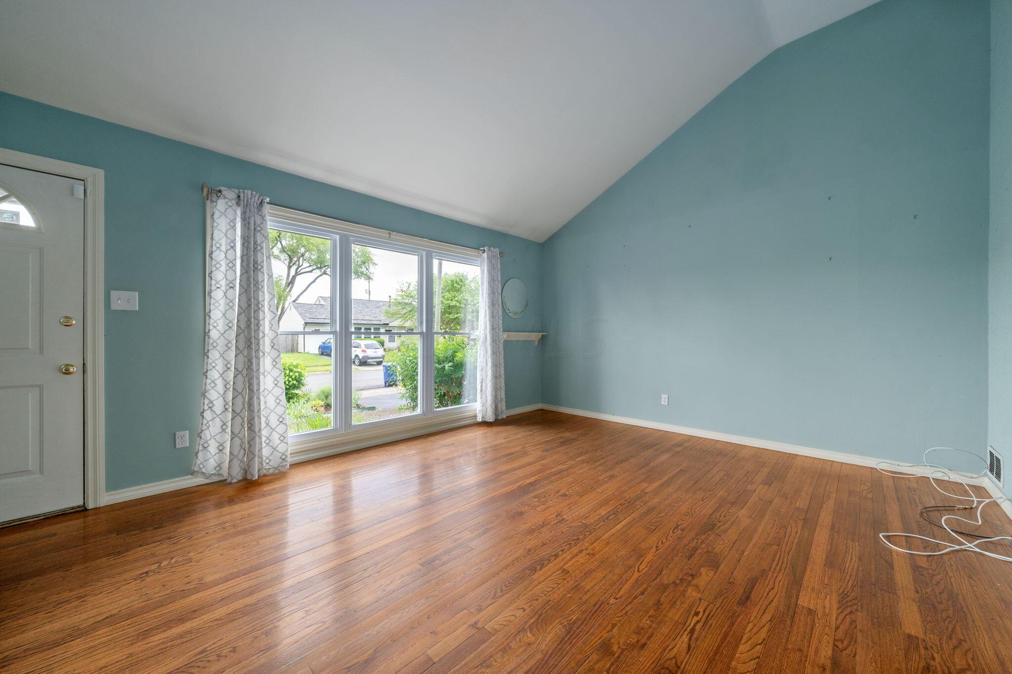 4901 Justin Road Columbus, OH 43227 - Photo 5 of 30 Living Room