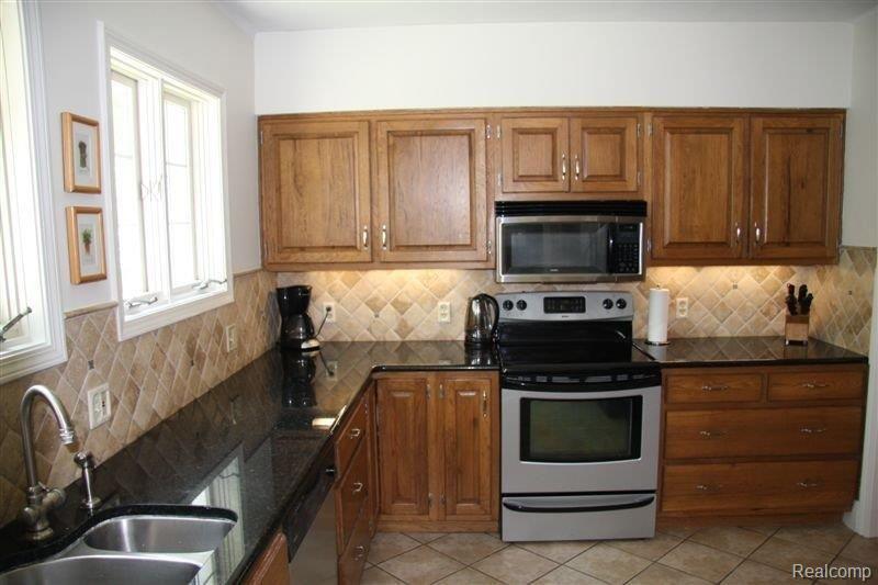 76 Muskoka Road Grosse Pointe, MI 48236 - Photo 2 of 12 Updated Kitchen