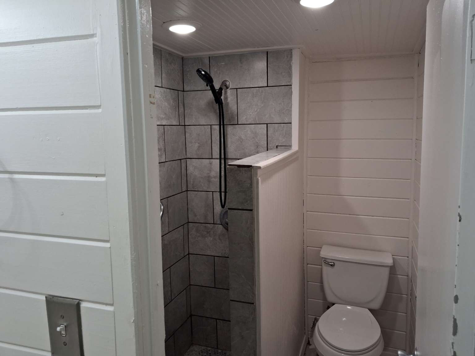 308 North Ridge Street Lampasas, TX 76550 - Photo 10 of 16 a bathroom with a toilet and a shower