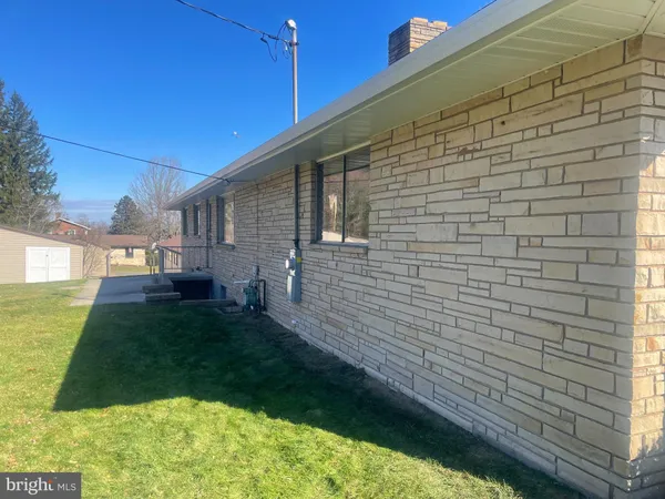 a view of back yard of the house