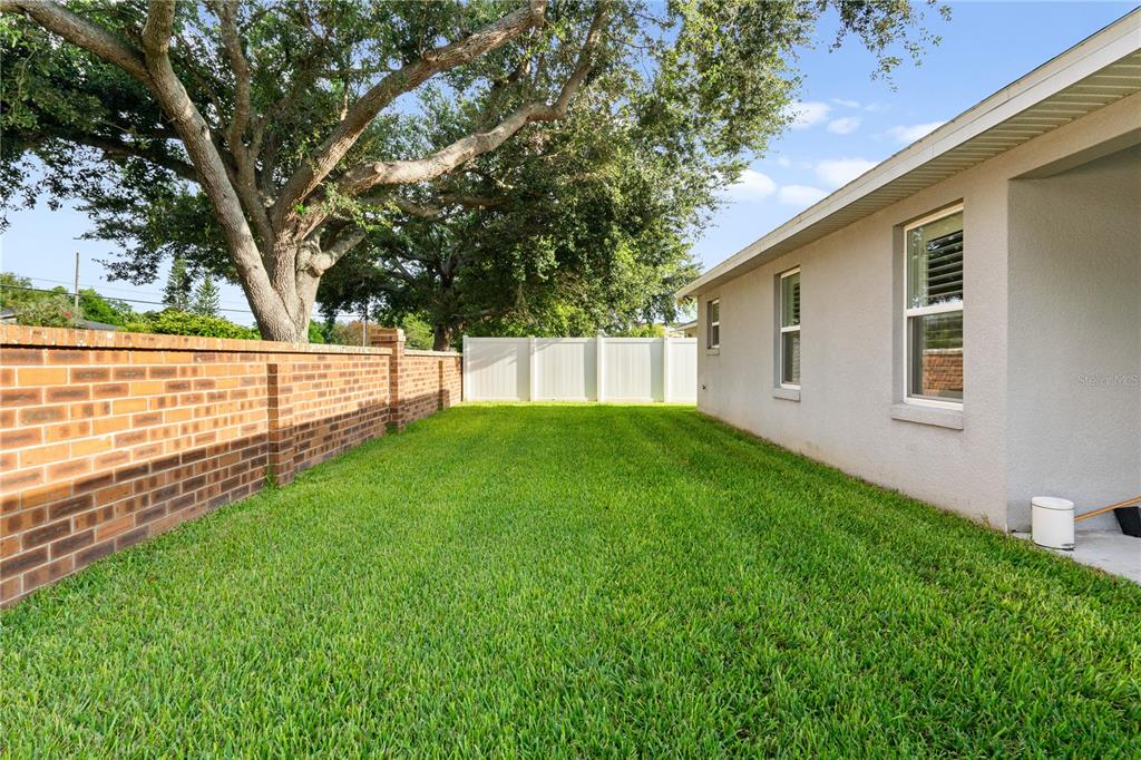2812 Roseglen Way Orlando, FL 32812 - Photo 18 of 20 a view of a backyard with a large tree