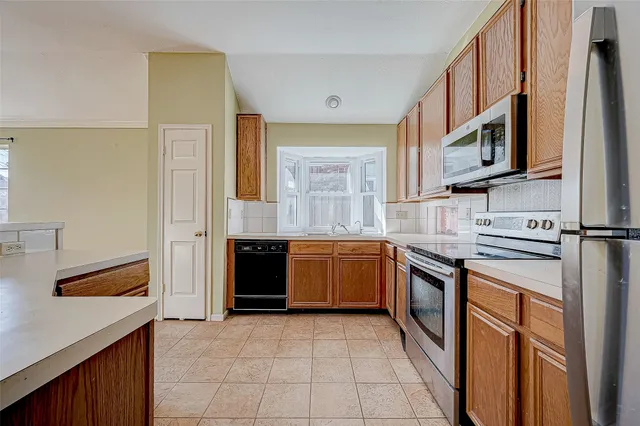 $2,000 | 7030 River Garden Drive, Houston, TX 77095