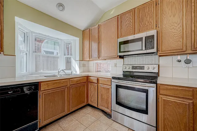 $2,000 | 7030 River Garden Drive, Houston, TX 77095