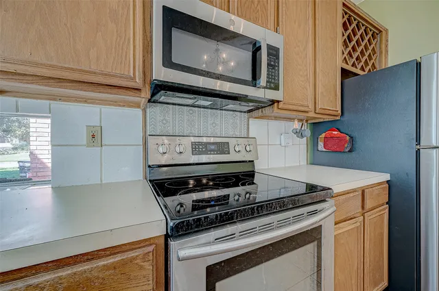 $2,000 | 7030 River Garden Drive, Houston, TX 77095