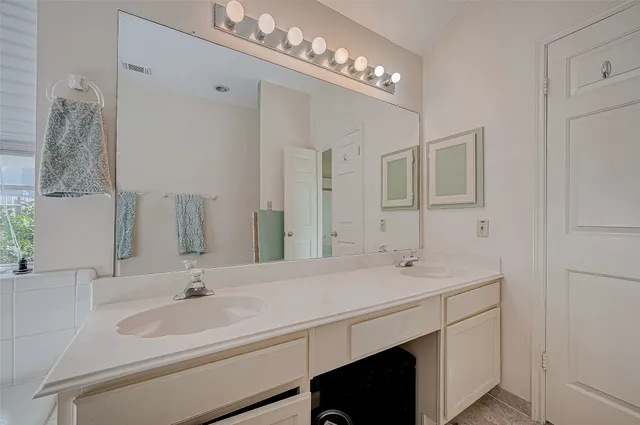 $2,000 | 7030 River Garden Drive, Houston, TX 77095