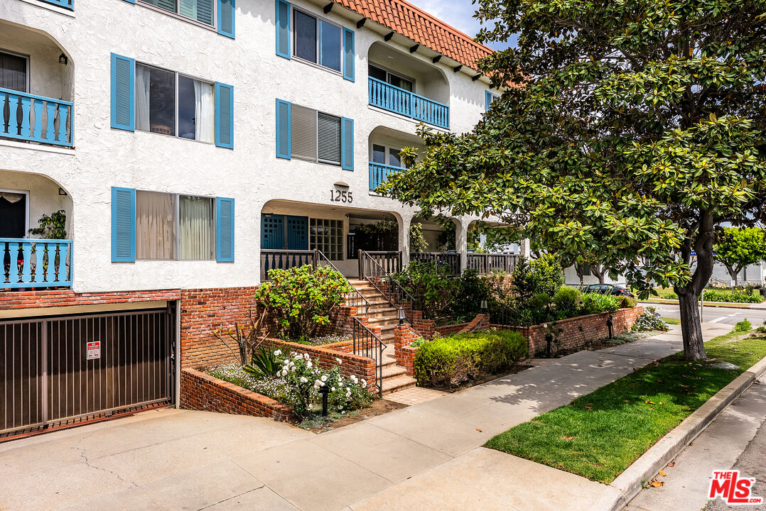 1255 10th Street, Unit 106 Santa Monica, CA 90401 - Photo 13 of 15 a front view of a house with garden