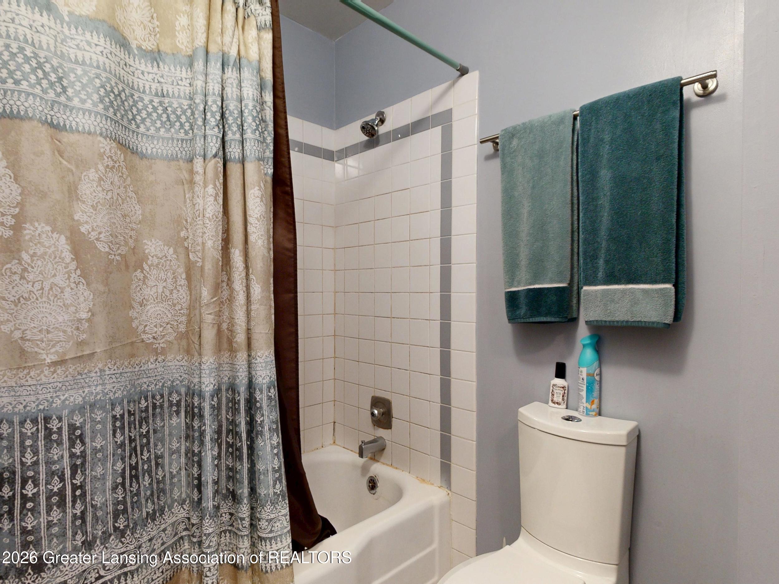 2409 Alpha Street Lansing, MI 48910 - Photo 20 of 46 Bathroom