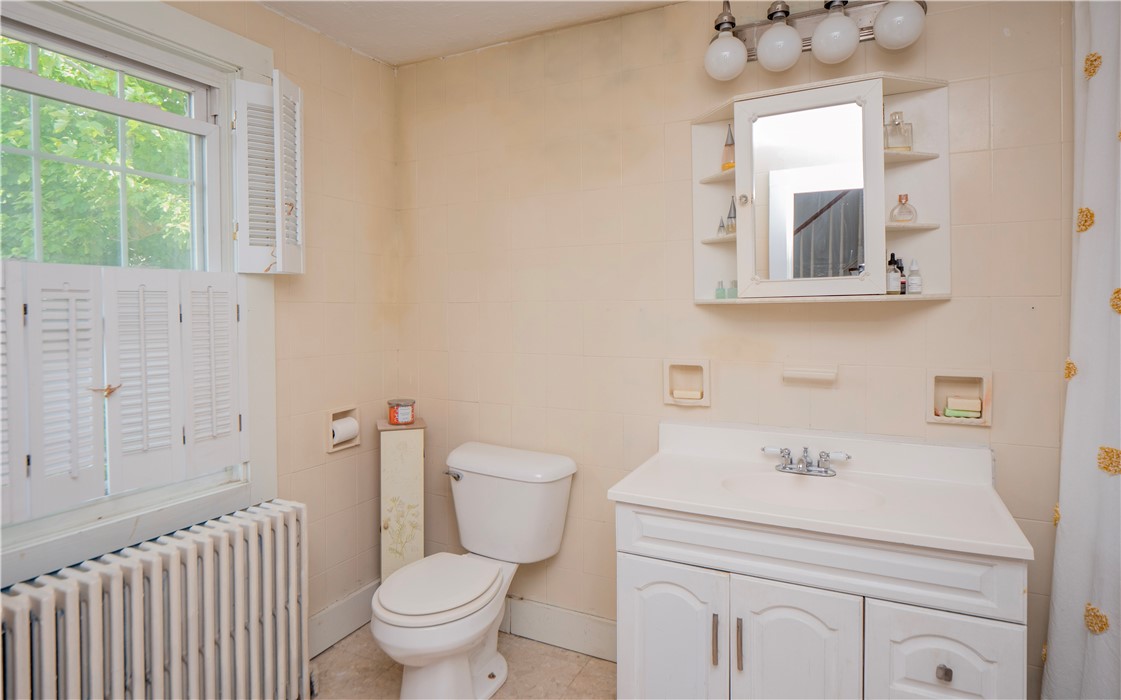 8 Bliss Road Newport, RI 02840 - Photo 26 of 44