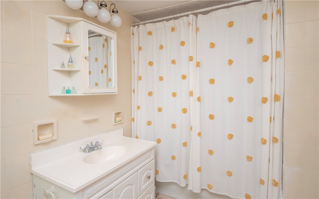 8 Bliss Road Newport, RI 02840 - Photo 27 of 44