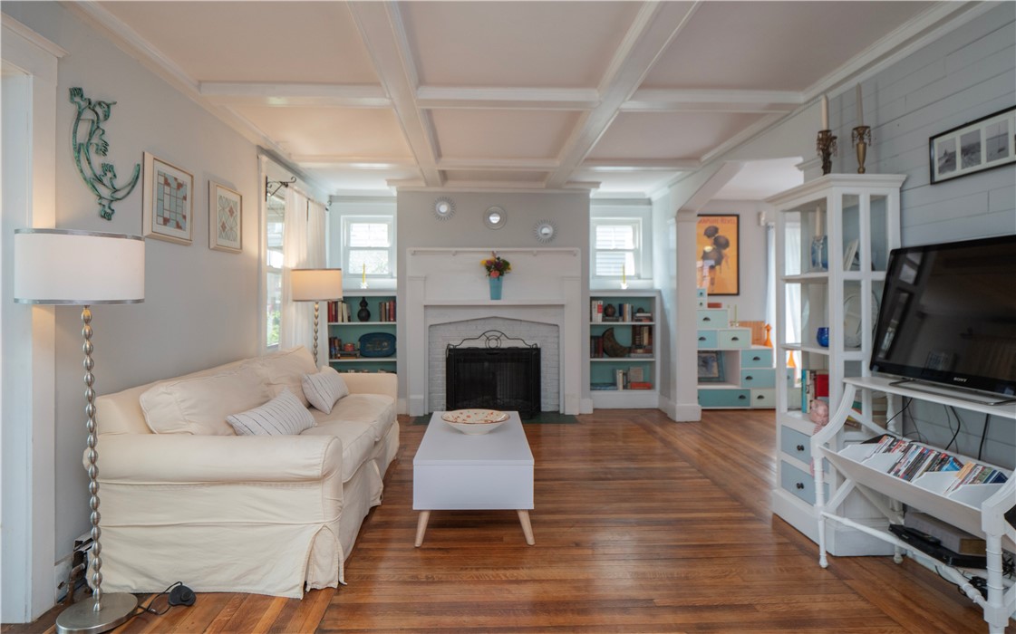 8 Bliss Road Newport, RI 02840 - Photo 10 of 44