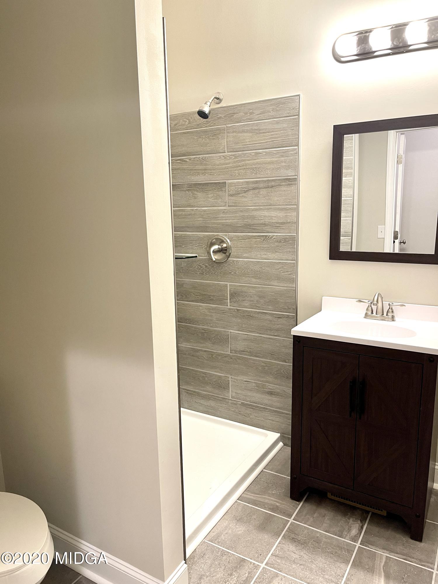 284 Klopfer Road Juliette, GA 31046 - Photo 11 of 15 a bathroom with a sink and a mirror