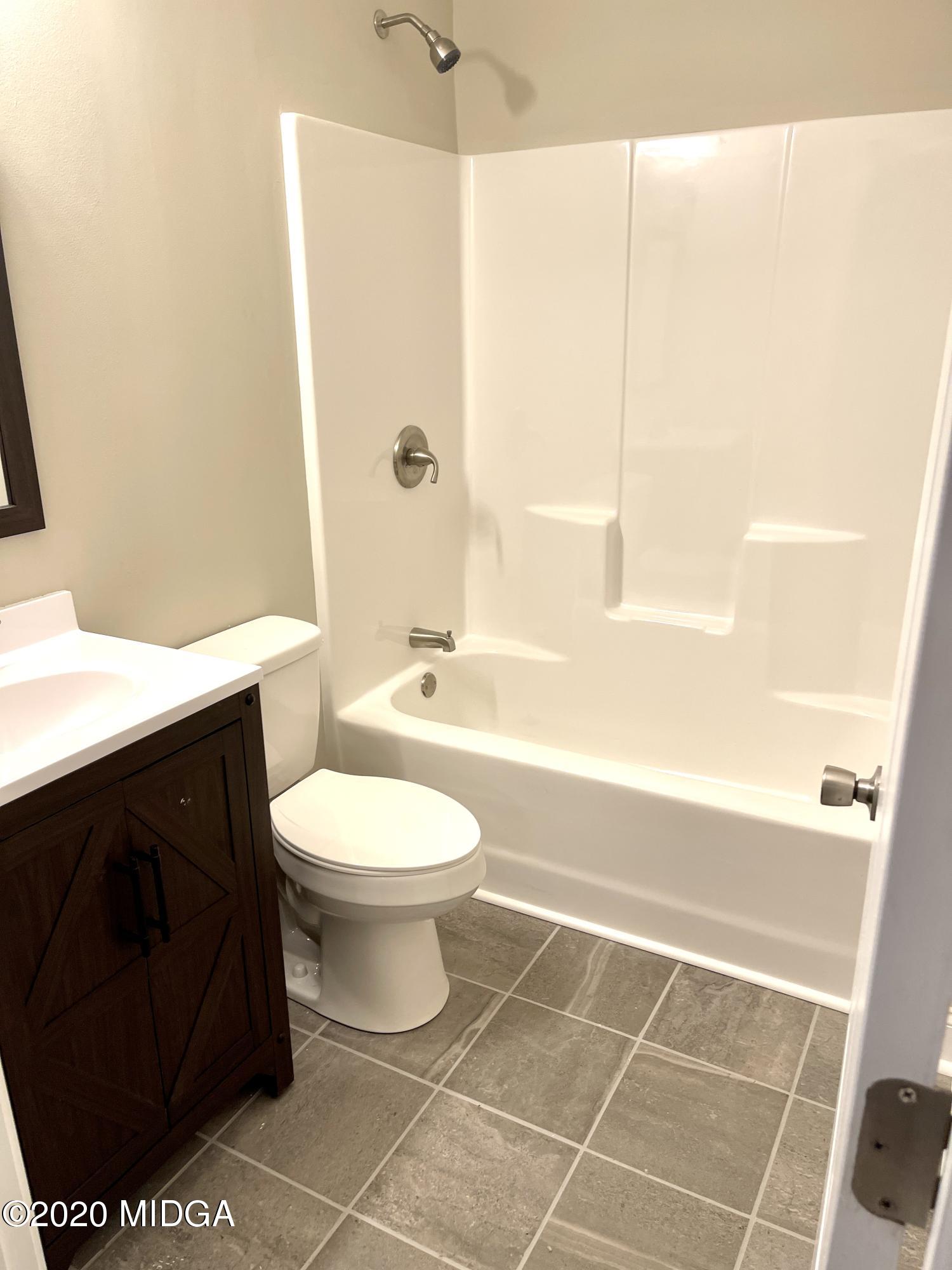 284 Klopfer Road Juliette, GA 31046 - Photo 8 of 15 a bathroom with a toilet a sink and bathtub
