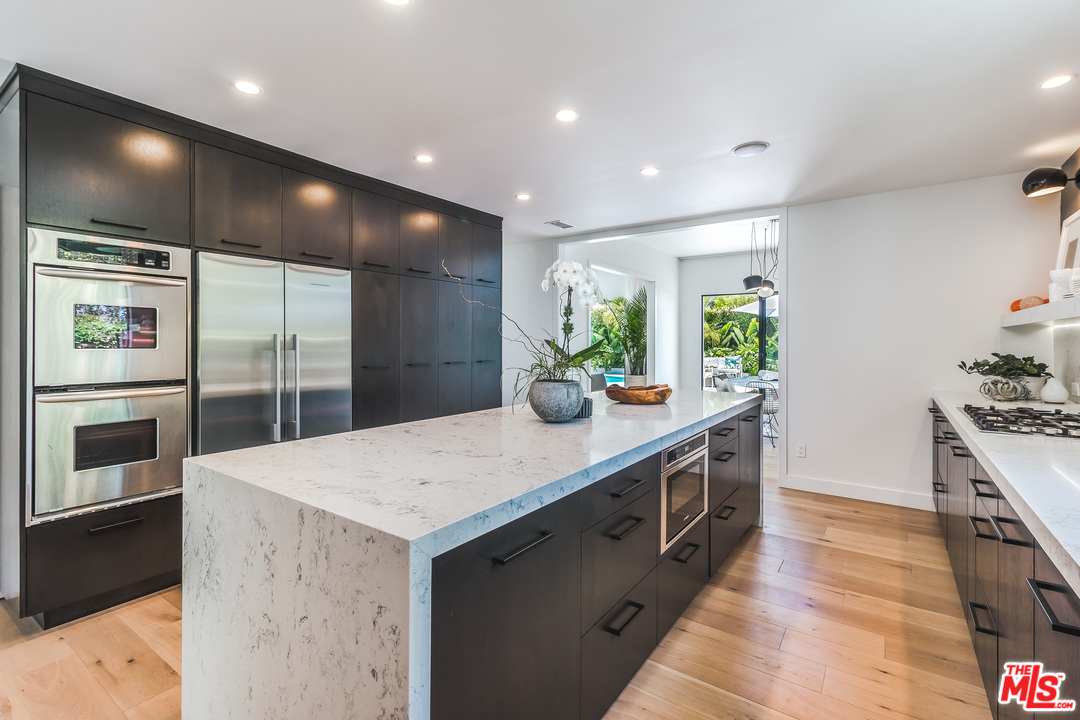 1740 Clear View Drive Beverly Hills, CA 90210 - Photo 11 of 24