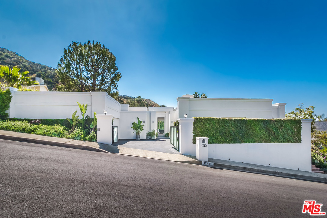 1740 Clear View Drive Beverly Hills, CA 90210 - Photo 3 of 24