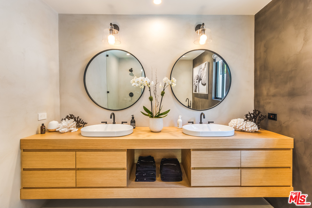 1740 Clear View Drive Beverly Hills, CA 90210 - Photo 21 of 24