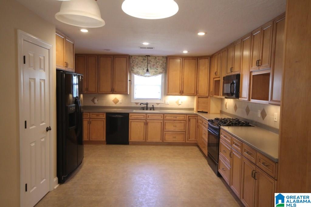 76 Foxley Road Anniston, AL 36205 - Photo 2 of 47