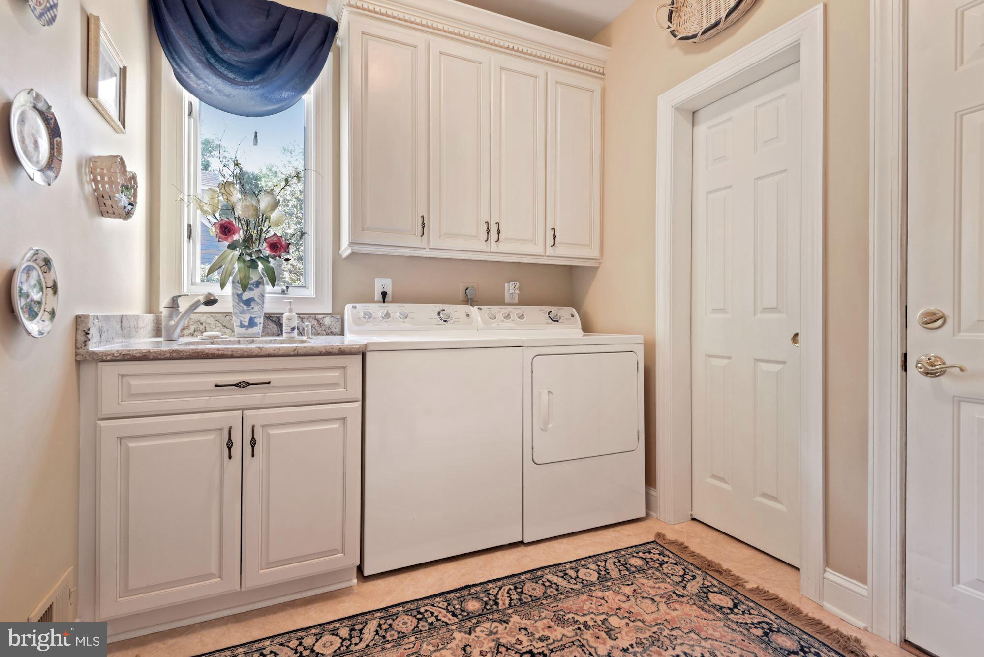 1138 Round Pebble Lane Reston, VA 20194 - Photo 22 of 55 Huge Mudrm, Pantry, & Laundryw/sink