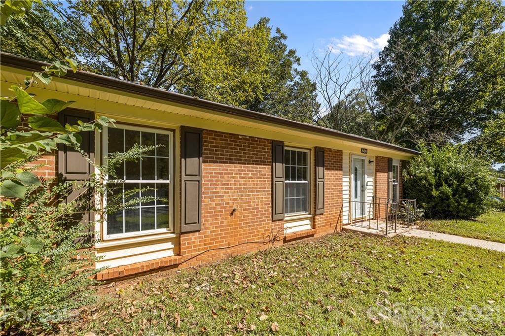 800 Milan Road East Charlotte, NC 28216 - Photo 3 of 38 Gallery Image 3