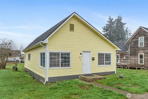 a view of a house with a yard