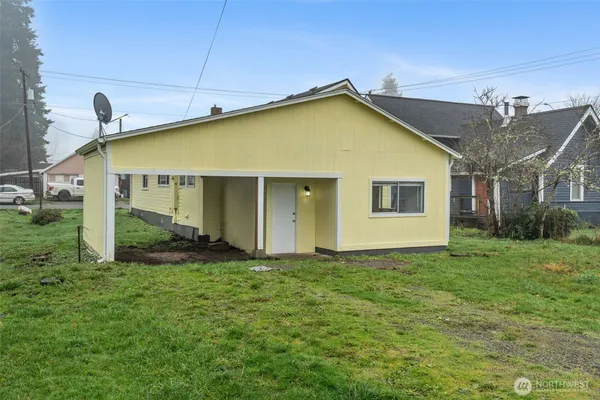 a view of a house with backyard