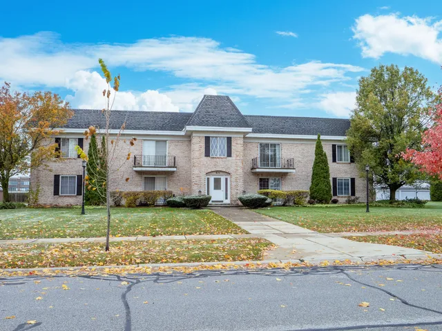 $173,000 | 910 Camellia Drive, Unit 11, Munster, IN 46321