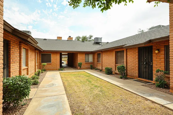 $1,900 | 102 West Concorda Drive, Unit 103, Tempe, AZ 85282