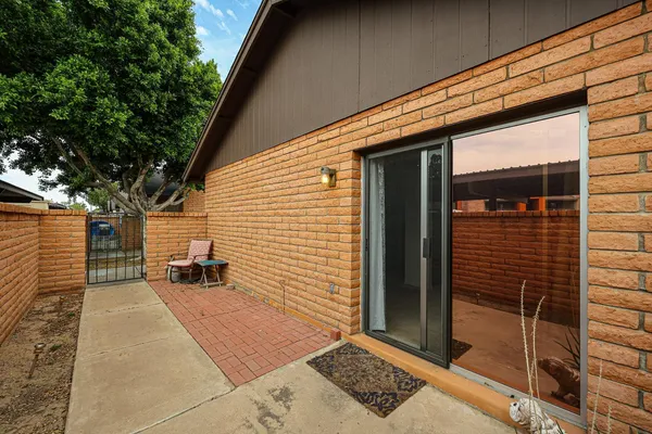 $1,900 | 102 West Concorda Drive, Unit 103, Tempe, AZ 85282