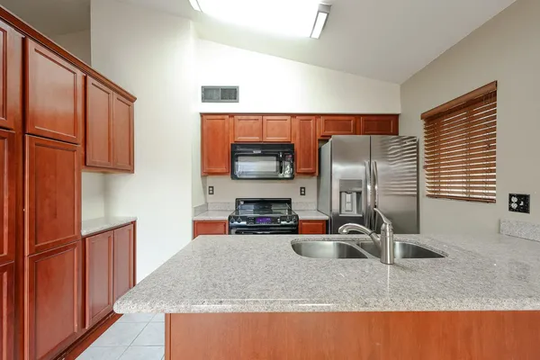 $1,900 | 102 West Concorda Drive, Unit 103, Tempe, AZ 85282