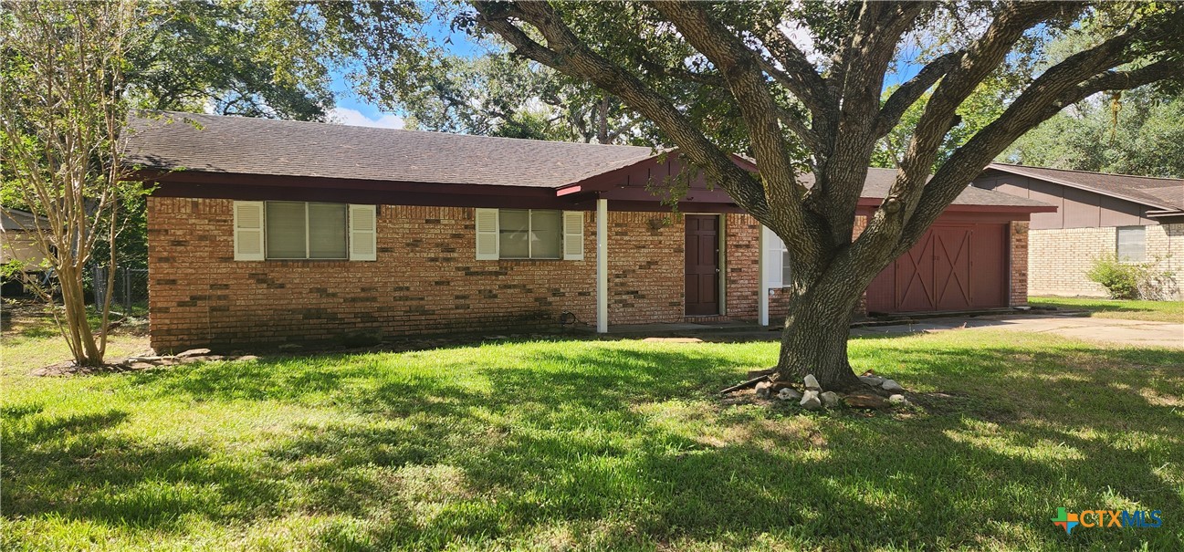 604 Davis Street Edna, TX 77957 - Photo 2 of 26