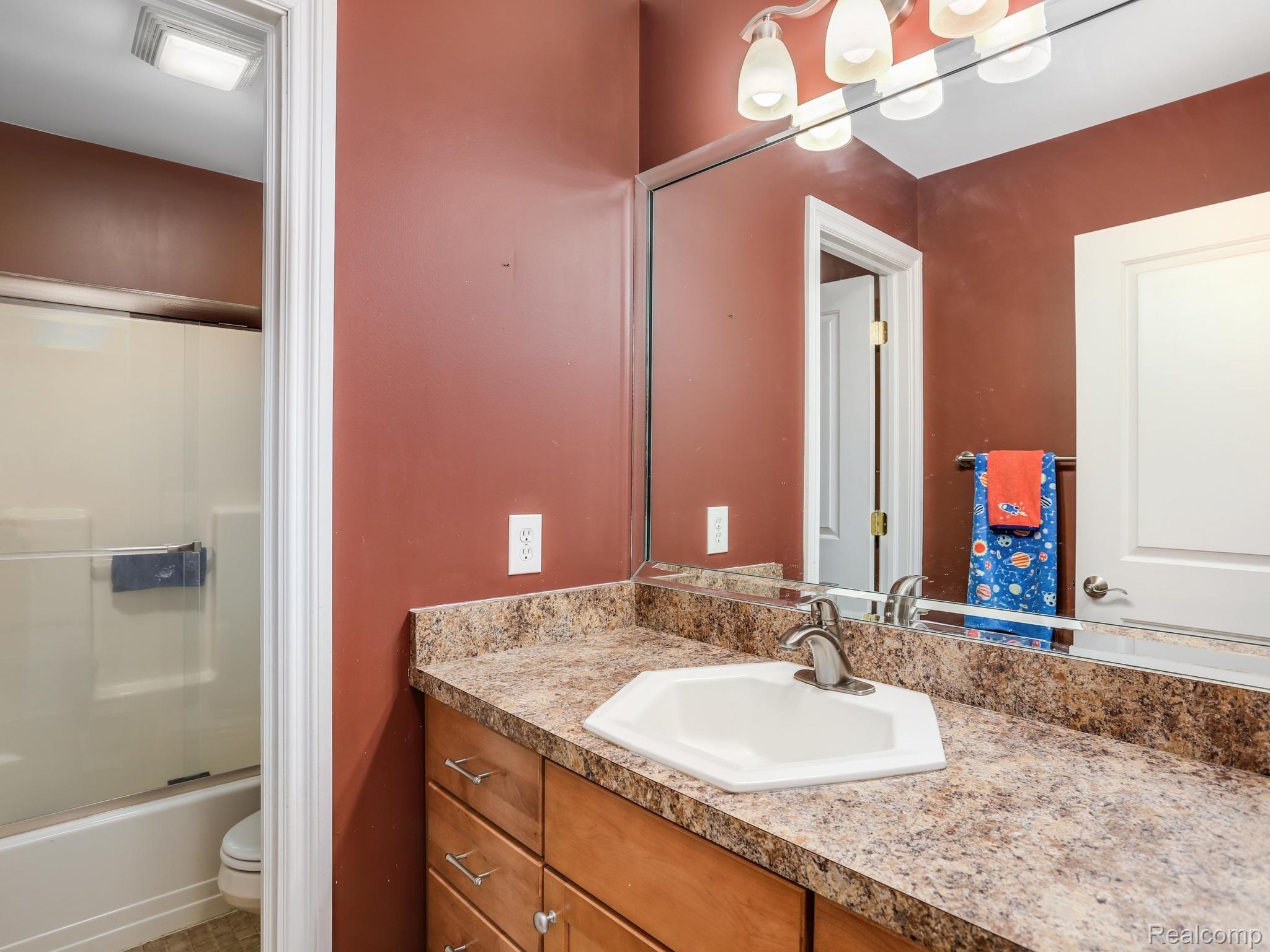 1067 Marsh Ridge Brighton, MI 48114 - Photo 27 of 39 Full bathroom upstairs.