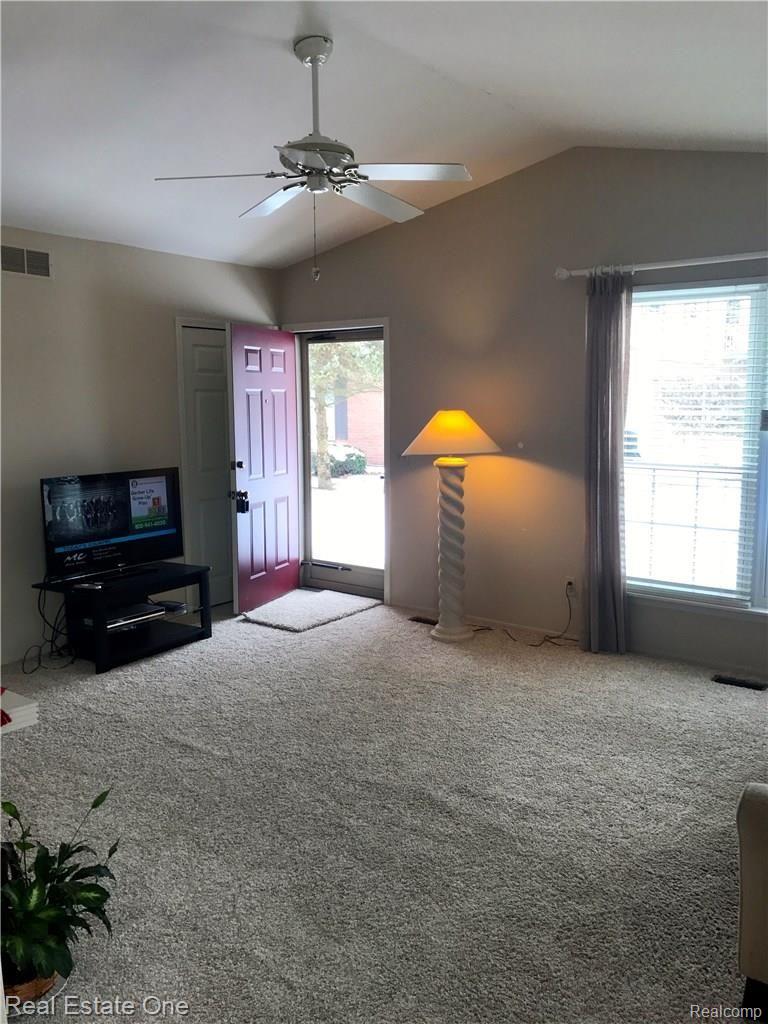 180 Pine Tree Ridge, Unit 1 Waterford, MI 48327 - Photo 10 of 23 Inviting front entrance