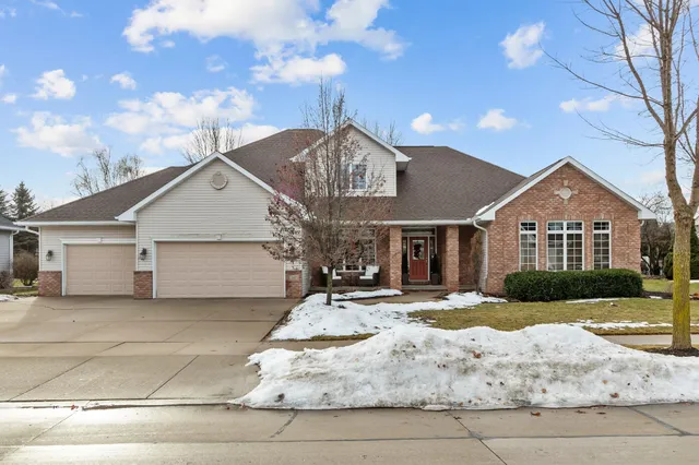 $669,900 | 217 East Wentworth Lane, Appleton, WI 54913