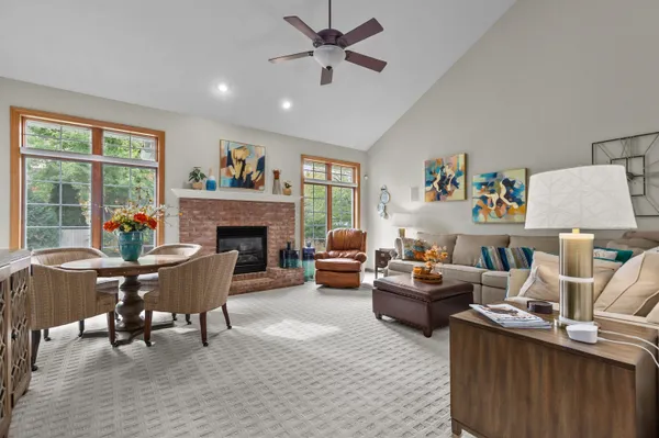 $669,900 | 217 East Wentworth Lane, Appleton, WI 54913