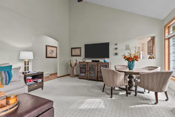 $669,900 | 217 East Wentworth Lane, Appleton, WI 54913