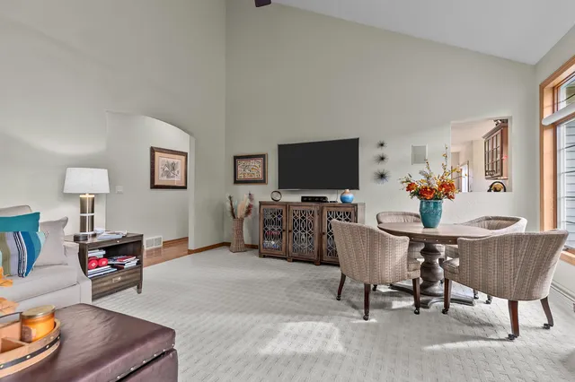 $669,900 | 217 East Wentworth Lane, Appleton, WI 54913