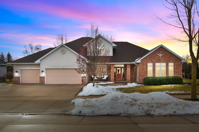 $669,900 | 217 East Wentworth Lane, Appleton, WI 54913