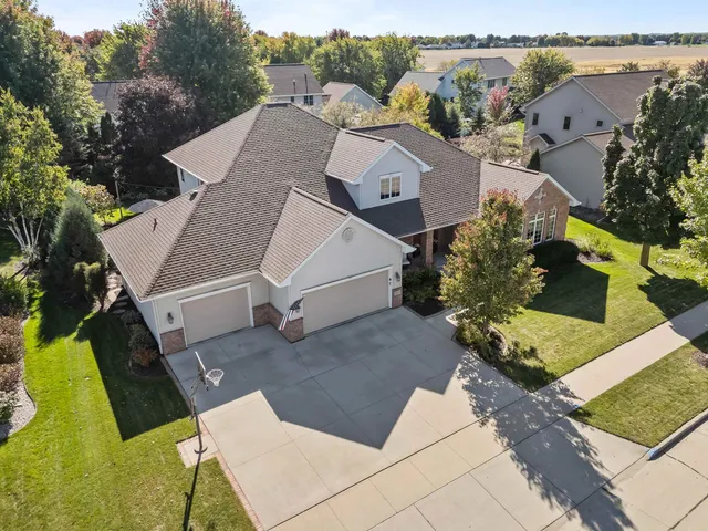 $669,900 | 217 East Wentworth Lane, Appleton, WI 54913