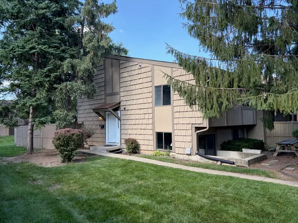 $319,000 | 800 Oregon Trail, Roselle, IL 60172