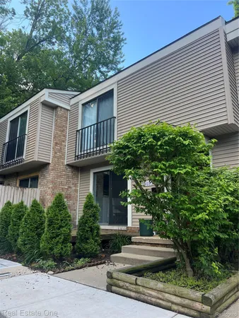 $2,400 | 1403 Oakbrook E Drive, Unit 93, Rochester, MI 48307