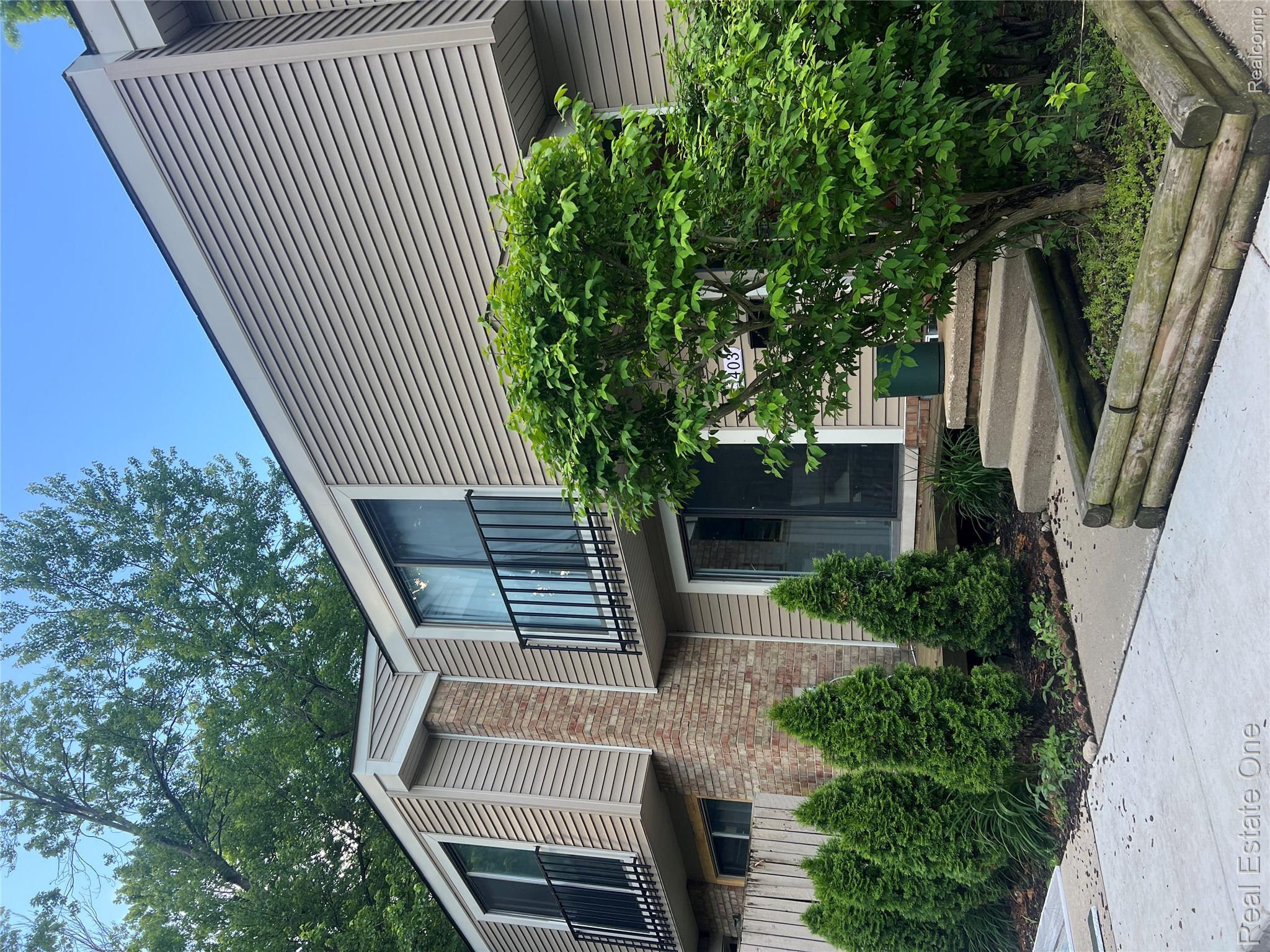 1403 Oakbrook E Drive, Unit 93 Rochester, MI 48307 - Photo 1 of 27