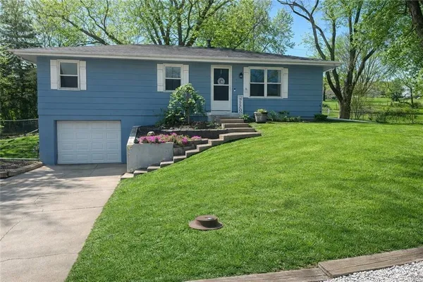 $238,500 | 329 Lincoln Drive, Gower, MO 64454