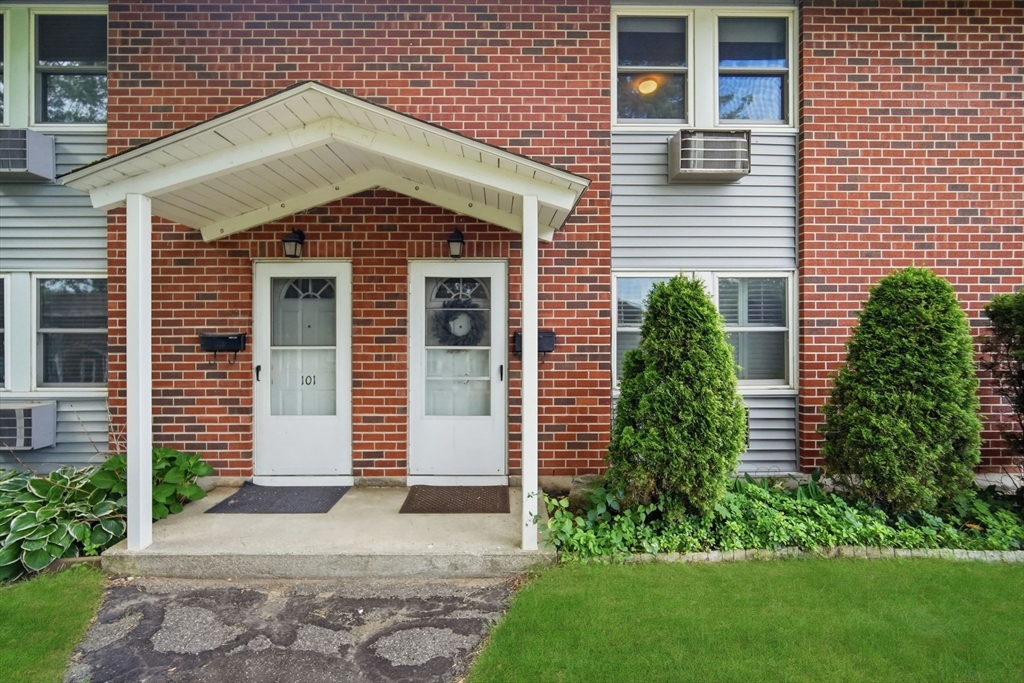103 Manor Court, Unit 103 Springfield, MA 01118 - Photo 2 of 24