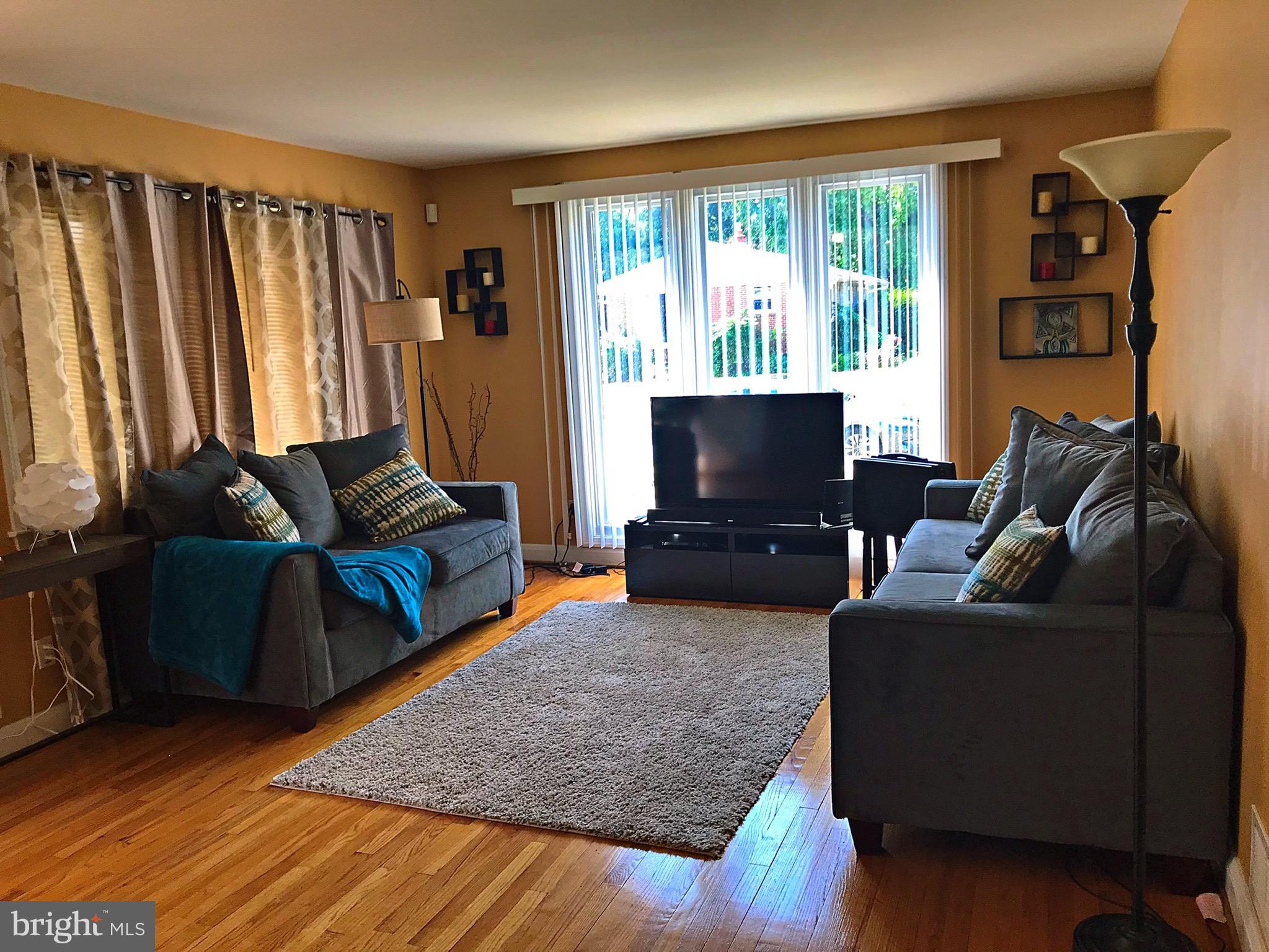 6803 Westridge Road Baltimore, MD 21207 - Photo 13 of 28 Living Room