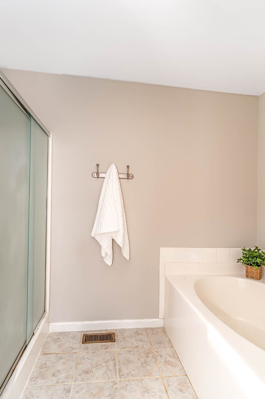 523 D V Circle Spring Hill, TN 37174 - Photo 17 of 25 a bathroom with a white tub