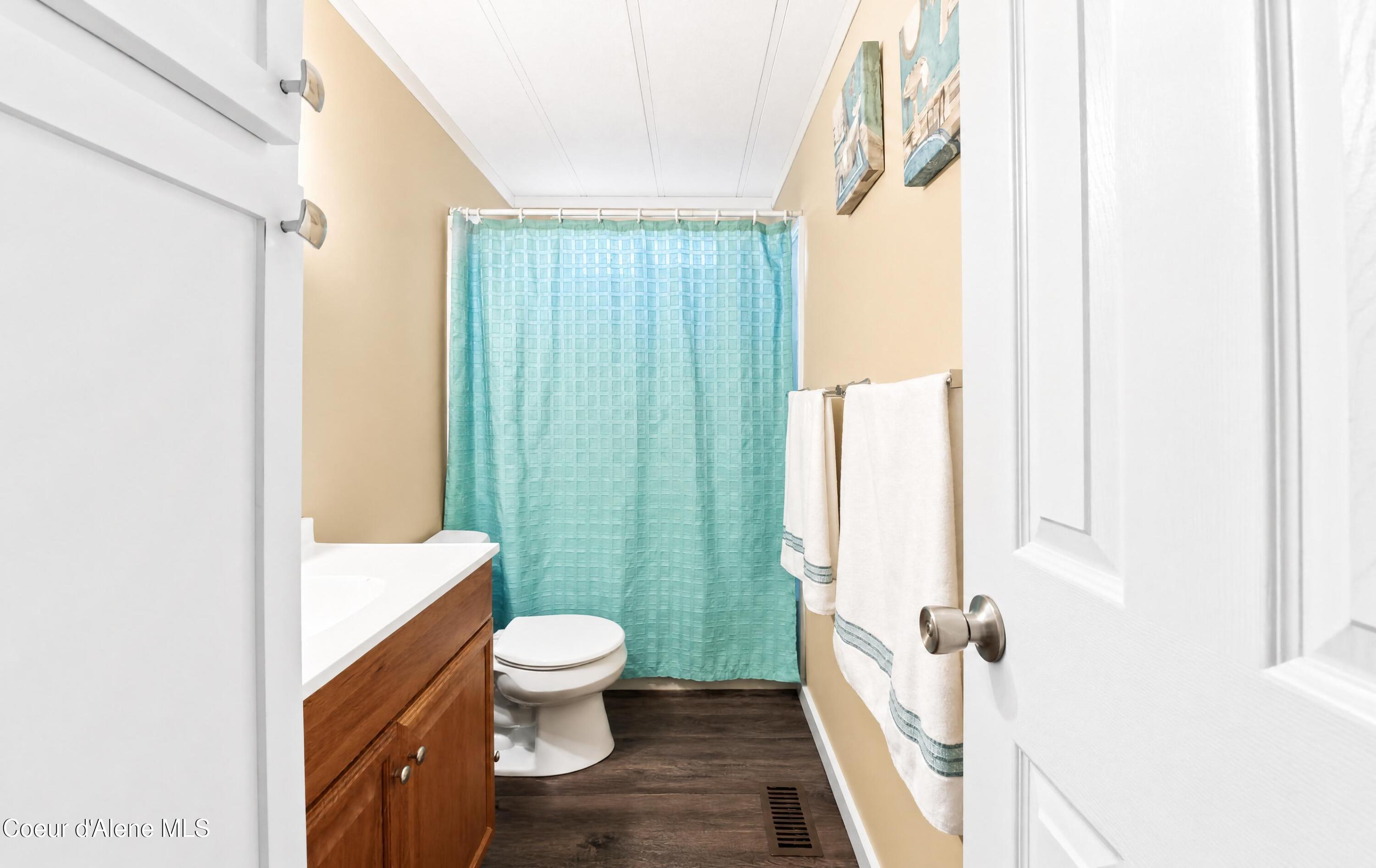 14921 North Meadow View Lane Rathdrum, ID 83858 - Photo 9 of 20 Guest Bathroom