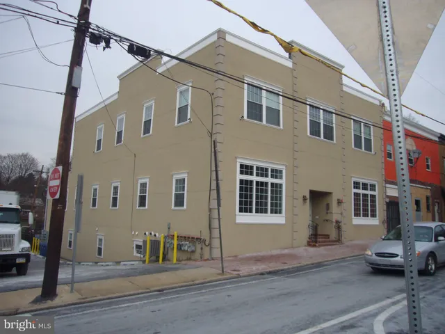 a white building that has a lots of windows
