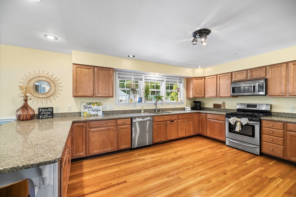 61 Upton Road Waltham, MA 02452 - Photo 3 of 28 Gallery Image 3