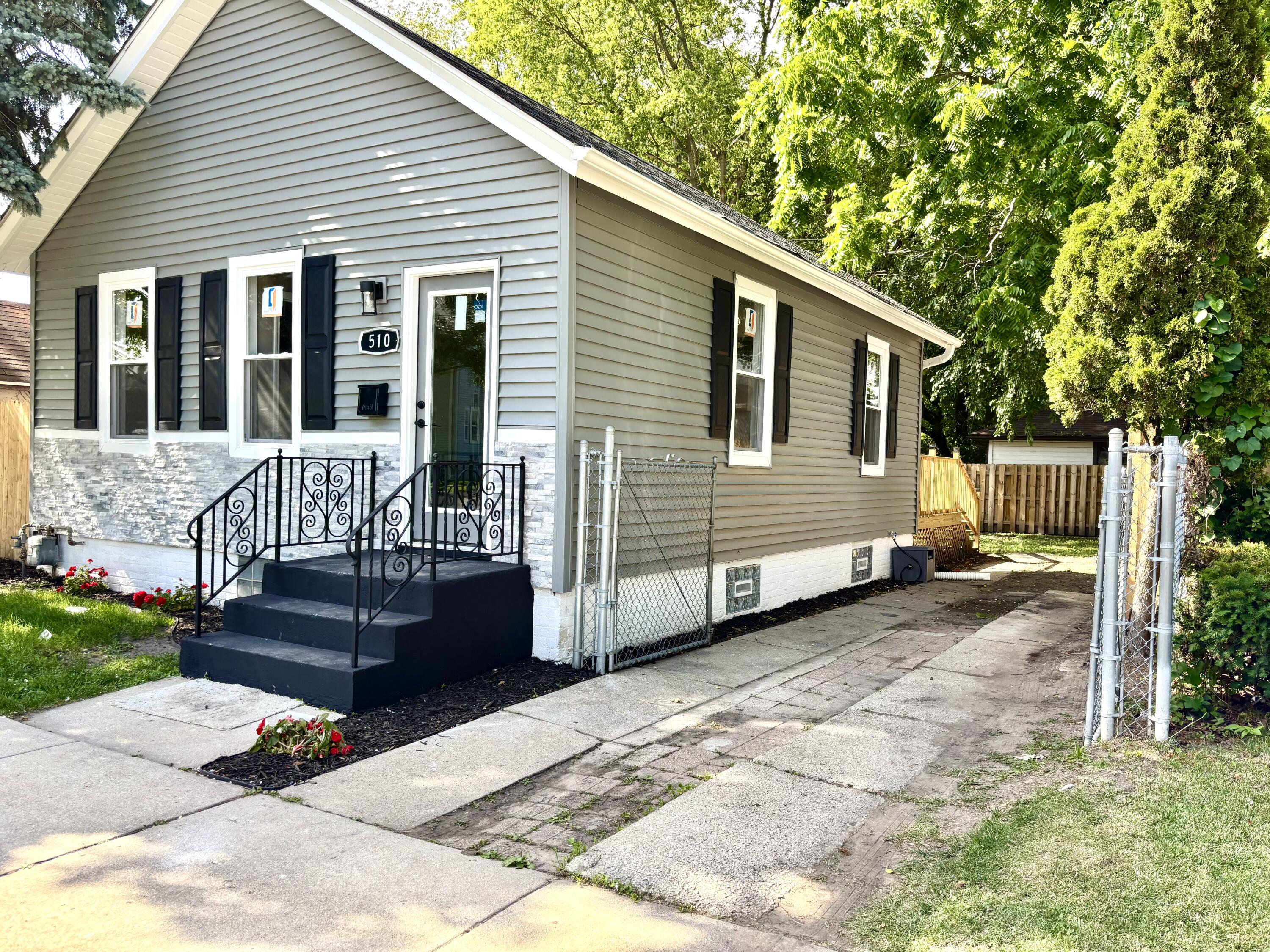 510 15th Street Racine, WI 53403 - Photo 3 of 13 IMG_9293